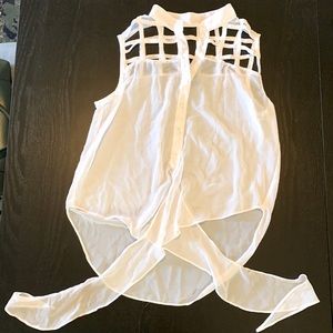 Rue21 White women’s tank blouse, size M.